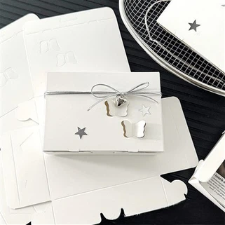 Üç boyutlu kelebeği olan ürün kağıdı konteyneri